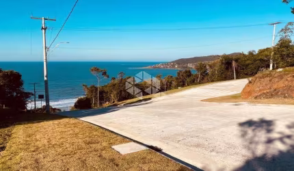 Terreno de  2032 m2 com vista permanente para o mar no Loteamento Mirantes de Garopaba.