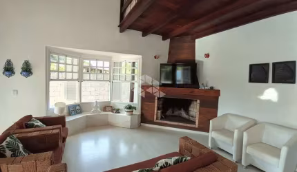 Casa/sobrado á venda  em Garopaba na praia da Ferrugem a 300 metros do mar.