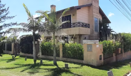 Casa em Garopaba, localizada no bairro Ferraz, com bela vista para praia e cidade!