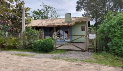 Casa à venda, em Garopaba, com pé na areia na praia da  Ferrugem.
