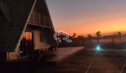 Casa com 2 dormitórios, amplo estacionamento, 1 vaga coberta, 180 m² na Encantada em Garopaba SC