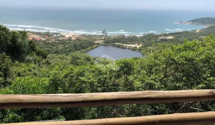 CASA À VENDA NA PRAIA DO ROSA COM 300M2 DE FRENTE PARA O MAR