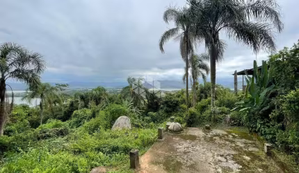 Terreno à venda na Praia do Rosa em Imbituba SC com 2.711,72 m²