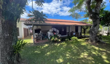 Casa à venda no centro de Garopaba, com 4 quartos em terreno de 492,50 m², 3 vagas de garagem
