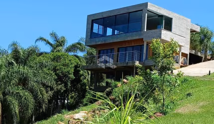 Casa em condomínio com vista praia e mar eterna, com  3 dormitórios (suítes), 2 vagas cobertas, na Praia do Siriú em Garopaba SC