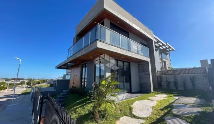 Casa alto padrão, com 3 dormitórios, 3 vagas, 149,31 m² construídos, no loteamento Longaroni em Garopaba SC