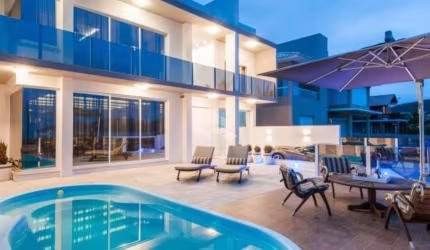 Casa com 5 dormitórios, sendo 4 suítes, 4 vagas na beira mar da Praia Central de Garopaba SC