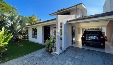 Casa com 3 dormitórios, vaga coberta em terreno com 360 m² no Jardim Panorâmico em Garopaba SC