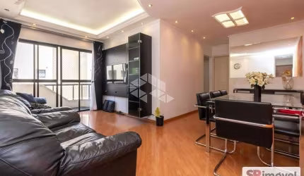 Apartamento de 94m² oferecendo um espaço amplo e bem distribuído.