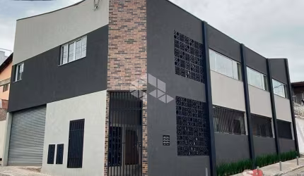 Prédio com 2 andares, novo e impecável acabamento