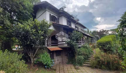 Casa de 400m², 03 dormitórios num terreno de 1.500m² no Bairro Bavária