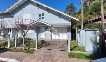 casa 3 dormitórios cerca 200 m² com 02 apartamento de 01 dormitorio próximo ao Lago Negro em Gramado