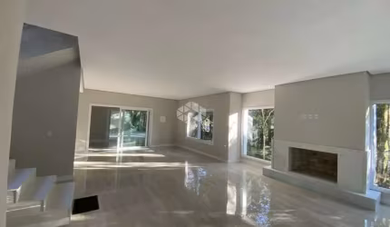 Casa nova em condomínio fechado na cidade de Canela, com 321,00 m².