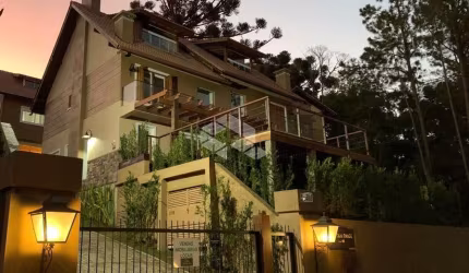 Casa 3 dormitórios, 143m³, no Parque das Hortênsias, bairro ao lado do Laje de Pedra em Canela
