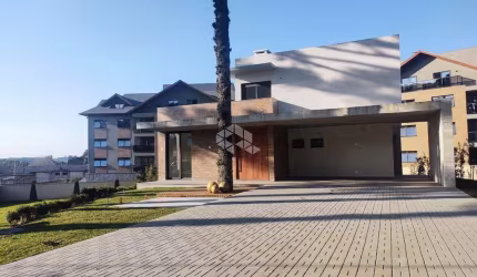 Casa 4 dormitórios, 412m² privativos, no Condomínio Altos Pinheiros, no Centro de Canela
