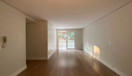 Apartamento 1 dormitório, 63m² privativos, 1 vaga, no Centro de Gramado, uma quadra da Rua Coberta
