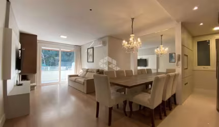 Apartamento 2 dormitórios, 81,89m² privativos, 2 vagas, no Centro de Gramado, uma quadra da Rua Coberta