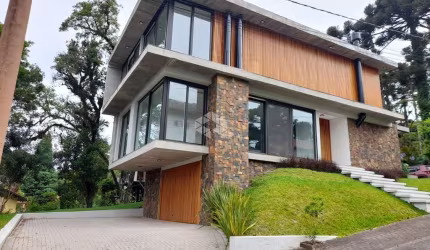 Casa com 4 suítes, 297m² privativos, 3 vagas no Centro de Canela