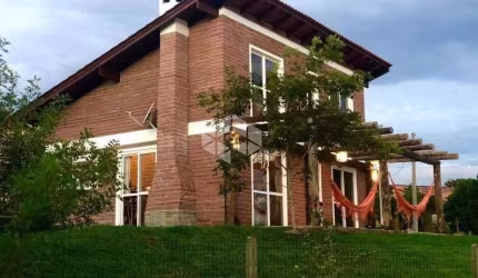 Casa em condomínio fechado à venda!