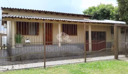Casa com dois dormitórios em terreno de 330m² a venda em Gravataí