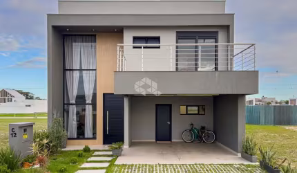 Casa em condomínio fechado, com 3 dormitórios, uma suíte e duas vagas.