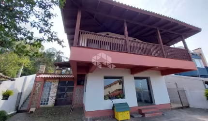 Casa com 2 quartos e 1 suíte com closet, 4 vagas de garagem com vista para o Guaíba