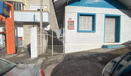 Ótimo ponto comercial à venda no centro de Guaiba. Nos fundos casa 1 dormitório.