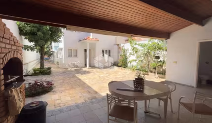 CASA NO TATUAPE COM AMPLO QUINTAL E 3 QUARTOS