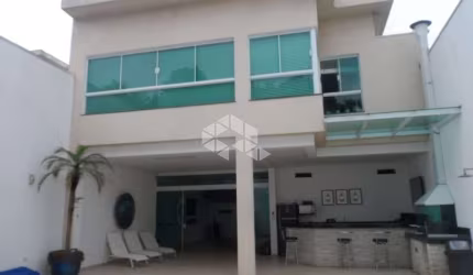 CASA DE ALTO PADRÃO COM 3 DORMITÓRIOS NA PENHA