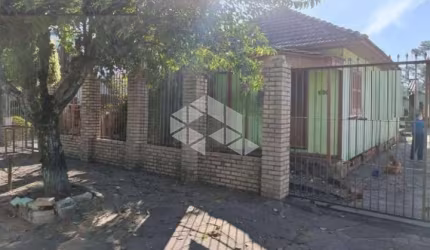Casa com 2 dormitórios em terreno com 484m² em Niterói Canoas