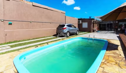 Casa com piscina 132m² 3 dormitórios, 05 vagas de estacionamento, no bairro Niterói em Canoas
