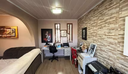 Casa com 3 dormitórios e 2 vagas na Rua República Canoas