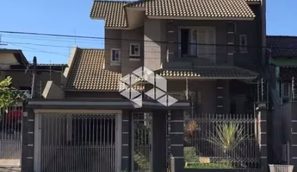 CASA/SOBRADO, COM 3 DORMITÓRIOS, 1 SUÍTE, PISCINA TÉRMICA E PÁTIO, MOINHOS DE VENTO, CANOAS. Aceita FGTS e pode ser  financiada.