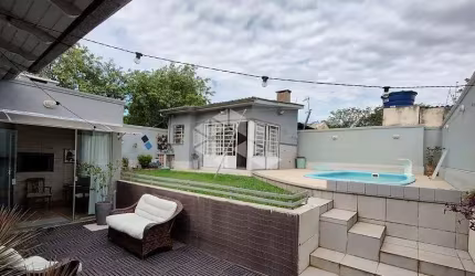 Casa 3 dormitórios, sendo 2 suítes, 4 banheiros ,3 vagas de garagem, espaço gourmet com piscina