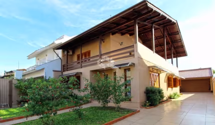 Casa de 252m², com 4 quartos, 3 banheiros e 2 vagas no bairro Moinhos de Vento