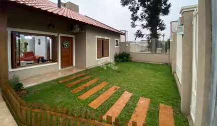 Casa sobrado, 4 dormitórios, sendo 2 suítes, espaço gourmet com churrasqueira, pátio com piscina. Marechal Rondon, Canoas