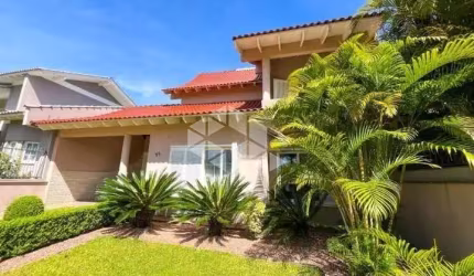 Casa sobrado de 390m², com 3 quartos, 5 banheiros e 3 vagas no Marechal Rondon.