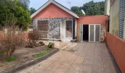 Casa a venda com 3 quartos e kit-Net nos fundos