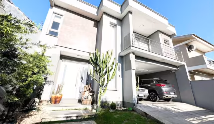 Casa sobrado, 3 dormitórios, sendo 1 suíte, 290m² construídos. Moinhos de Vento, Canoas