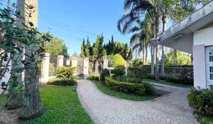 Casa com 500m², 4 dormitórios, sendo 1 suíte, espaço gourmet com churrasqueira, sala de jogos, piscina em terreno com 1.455m² . Sapucaia do Sul
