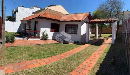 Casa, 80 m² de área privativa, composto de 3 dormitórios, sala de estar, cozinha, lavanderia, 2 vagas