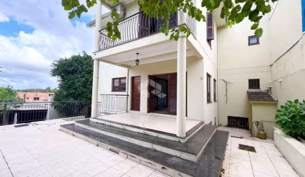 Belissimo sobrado 3 dormitorios com suite ,sotão e piscina. Proximo ao Hospital Nossa Senhora das Graças.
