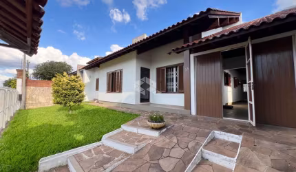 Casa térrea com 3 dormitórios e 1 suíte no bairro Igara - Canoas