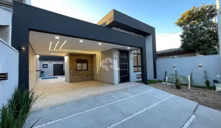 Casa térrea, 3 suítes, espaço gourmet com churrasqueira e piscina, 4 vagas de garagem. Sapucaia do Sul