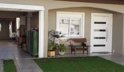 Casa 3d em condomínio na Cavalhada