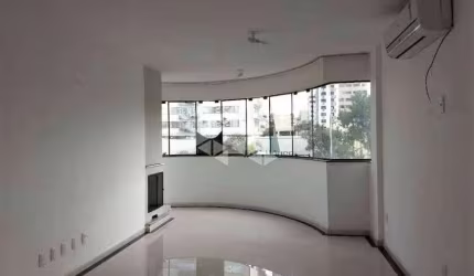Apartamento 2d c/ garagem no bairro Menino Deus