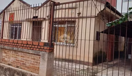 Casa térrea com terreno de 227,00m² próximo do Shopping Praia de Belas no Bairro Menino Deus.