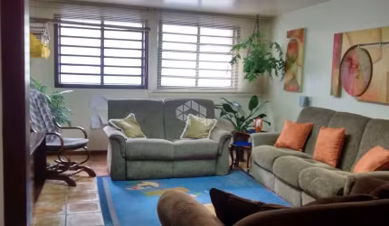 Apartamento tipo casa com 6d no Menino Deus junto a Orla