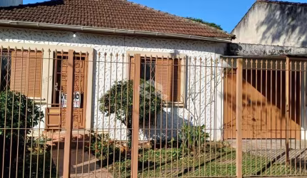 Casa térrea com edícula e pátio com 3 vagas de garagem no Bairro Nonoai