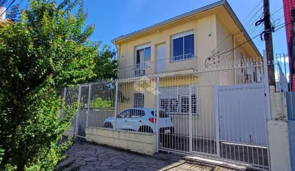 Sobrado com pátio composto de 2 apartamentos independentes de 3 quartos e casa nos fundos com  2 quartos no bairro Passo D?areia junto ao Carrefour